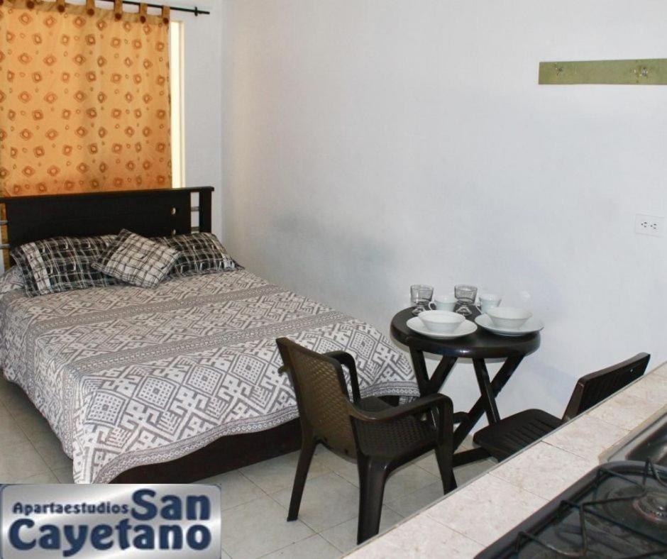 Apartaestudios San Cayetano Cali Bagian luar foto